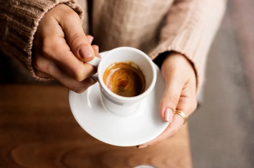 Cómo el café después de comer podría estar saboteando tu salud