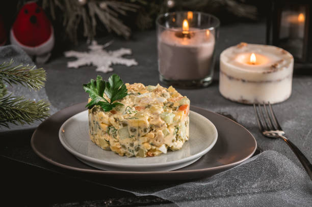 Prepara la ensaladilla rusa con langostinos picados