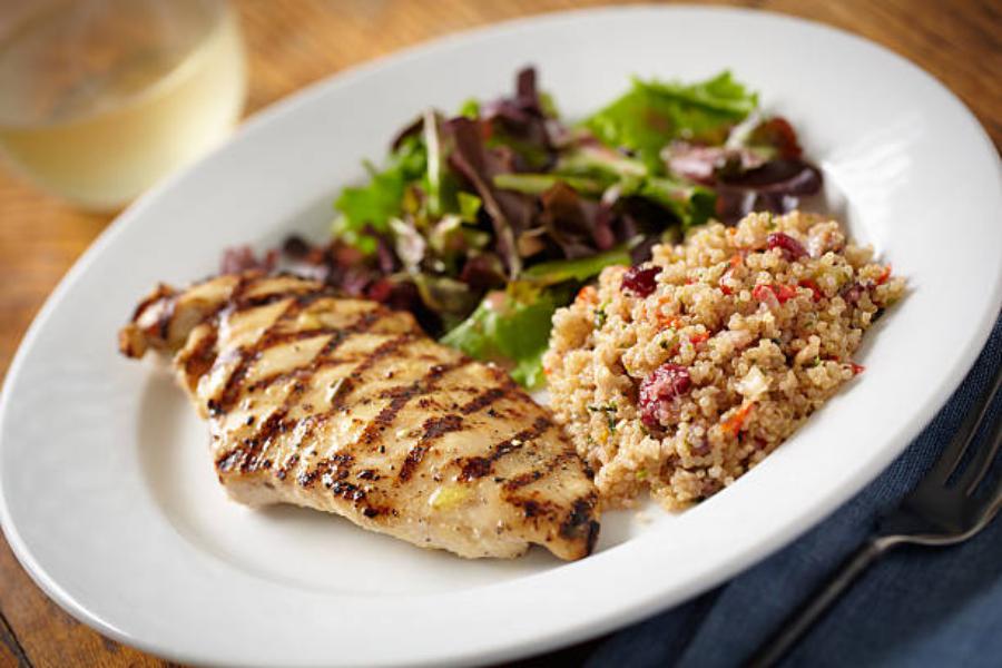 Pechuga de pollo a la parrilla con ensalada de quinoa y aguacate