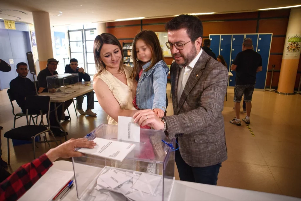 Pere Aragonès votando ayer con su familia. 24 horas después, tras la debacle de ERC, anuncia que deja la política.