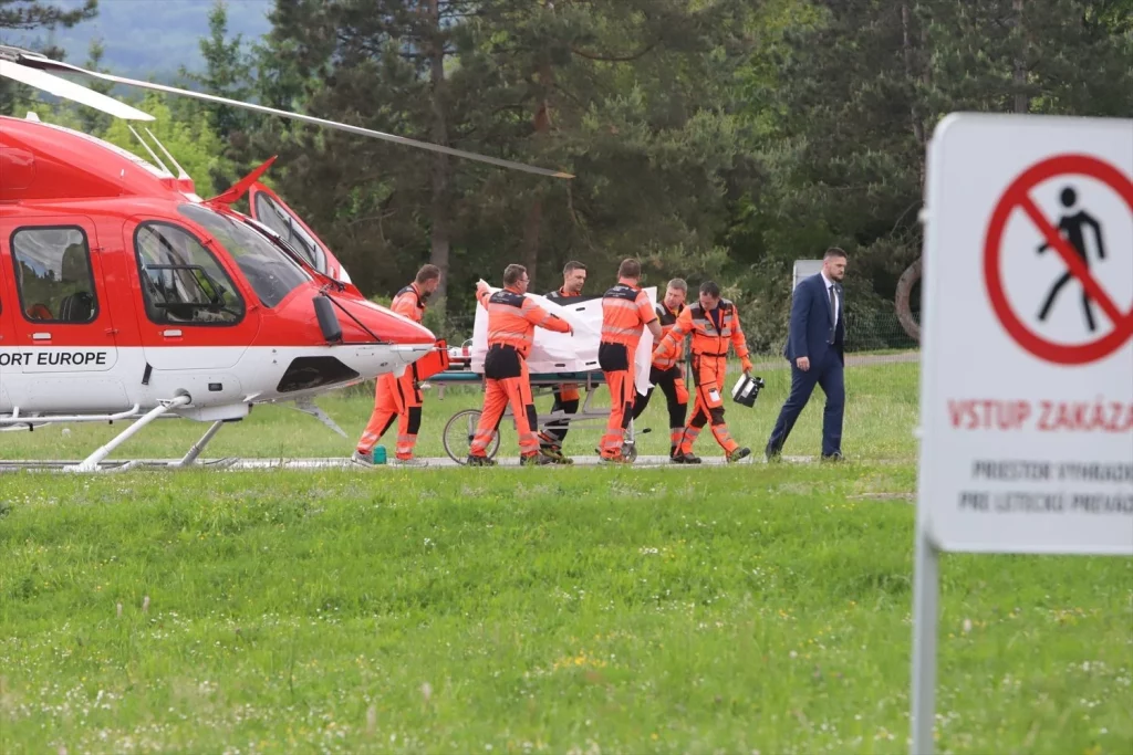 Robert Fico, primer ministro de Eslovaquia, siendo trasladado en helicóptero hacia una clínica tras el atentado. 