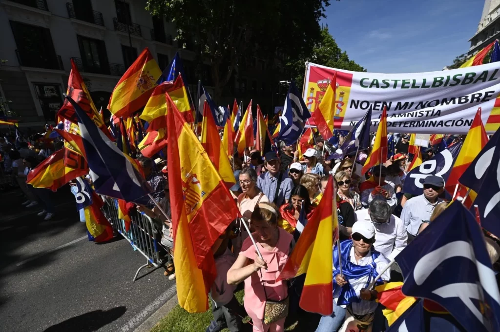 EuropaPress 5987352 decenas personas manifestacion pp puerta alcala 26 mayo 2024 madrid espana Moncloa