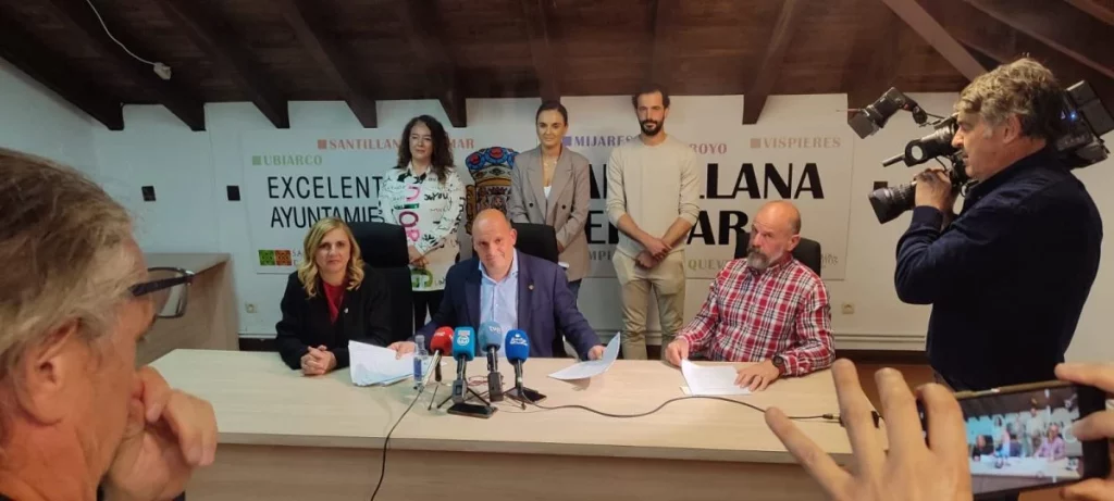 El Gobierno del Ayuntamiento de Santillana del Mar pide el cese de la consejera de Turismo de Cantabria.