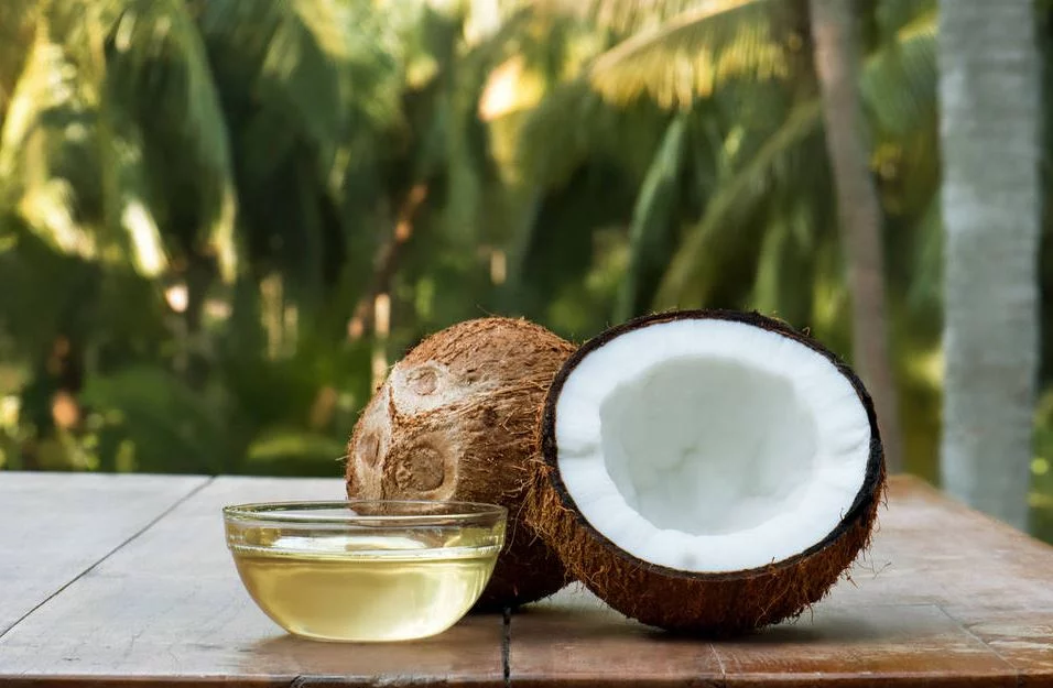 ¿El aceite de coco blanquea los dientes?