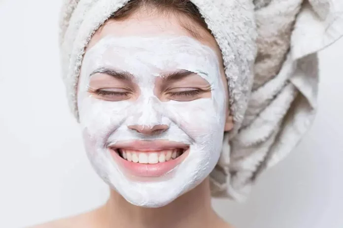 Cómo aplicar yogur natural en el rostro para controlar el cutis graso