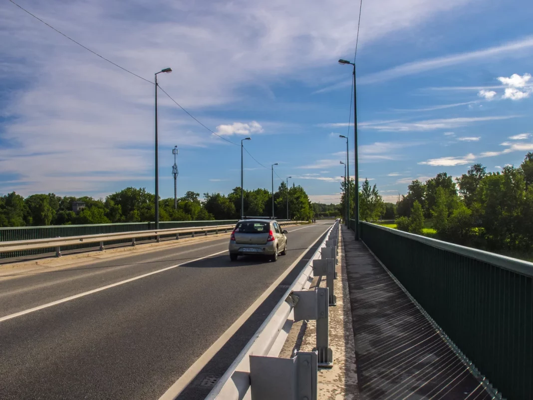 adelantar carril izquierdo