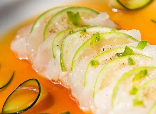 Tiradito de pescado con aguacate y aceite de limón: un plato saludable y fácil de hacer