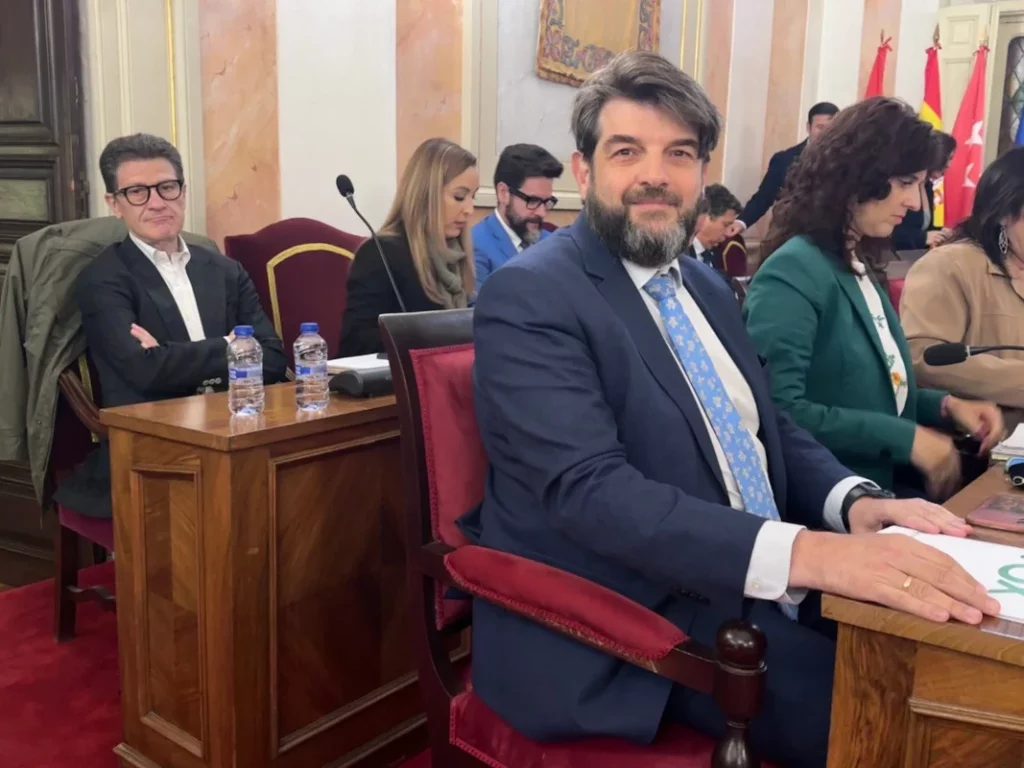 Concejales de Vox en el ayuntamiento de Alcalá: Víctor Acosta y detrás Antonio Peñalver y Pilar Cruz. 