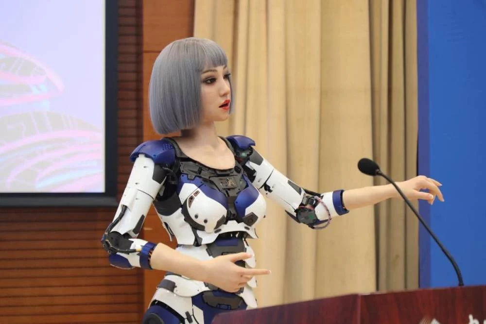 No son camareras: los robots humanoides que se fabrican en China