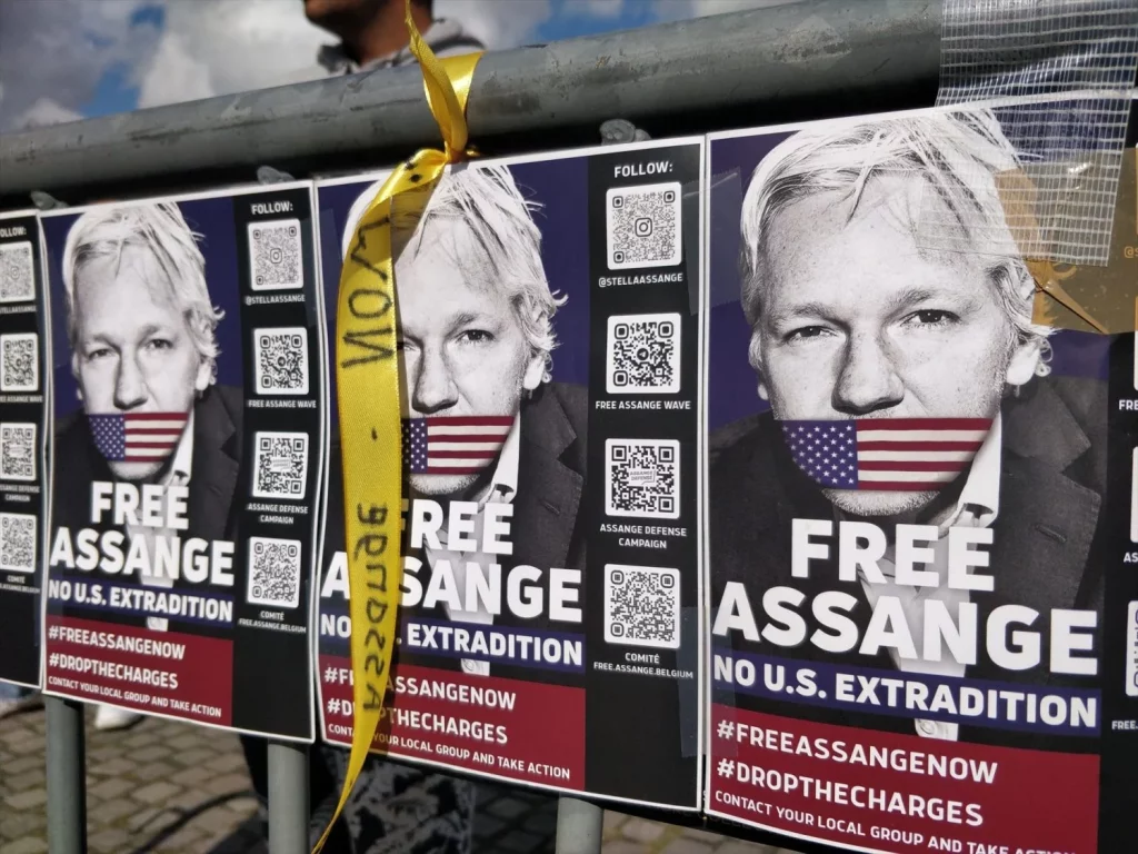 EuropaPress 5459678 23 september 2023 belgium brussels posters reading free assange are stuck Moncloa