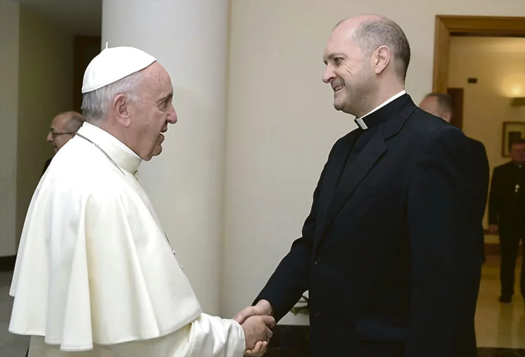 Papa Francisco dando la mano