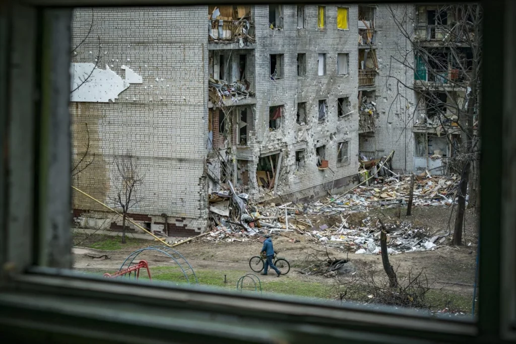 EuropaPress 5893964 edificio danado ataque ejercito rusia contra ciudad chernigov norte ucrania 2 Moncloa