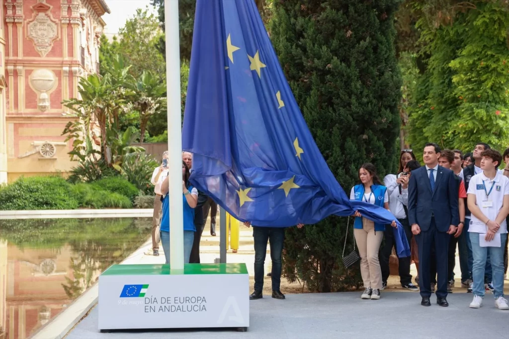 EuropaPress 5948660 presidente junta andalucia juanma moreno asiste izado bandera europa acto Moncloa