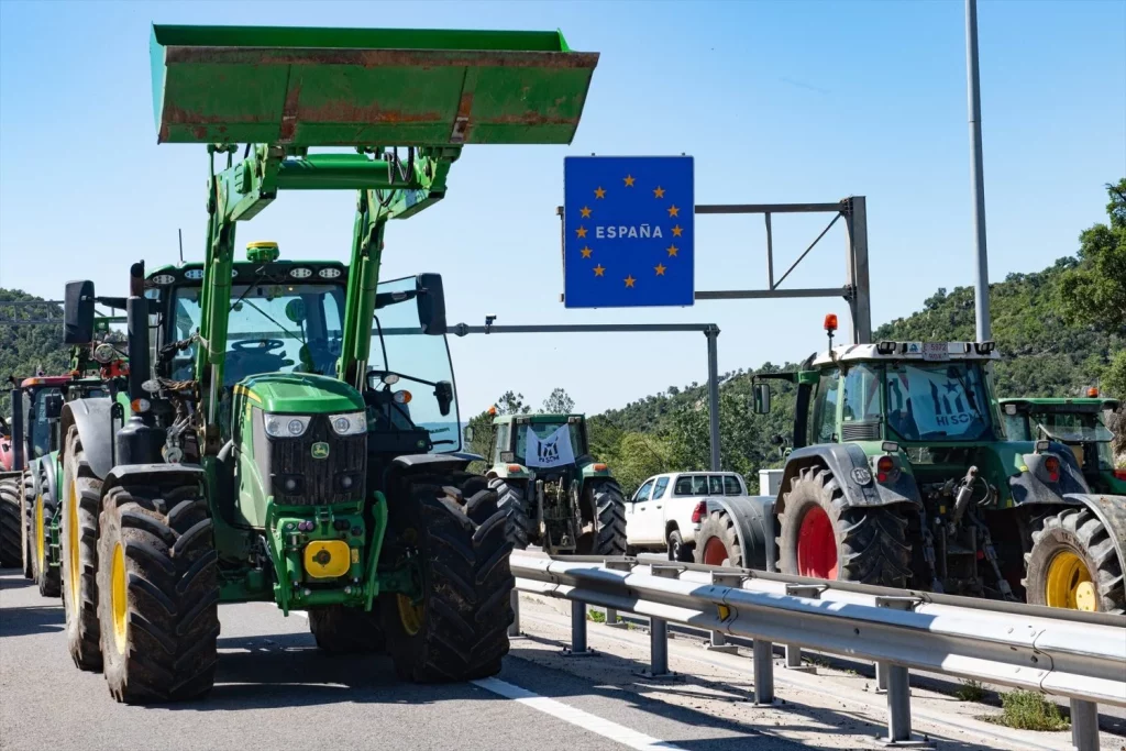 EuropaPress 6006388 tractores circulan protesta agricultores autopista ap7 altura le perthus Moncloa
