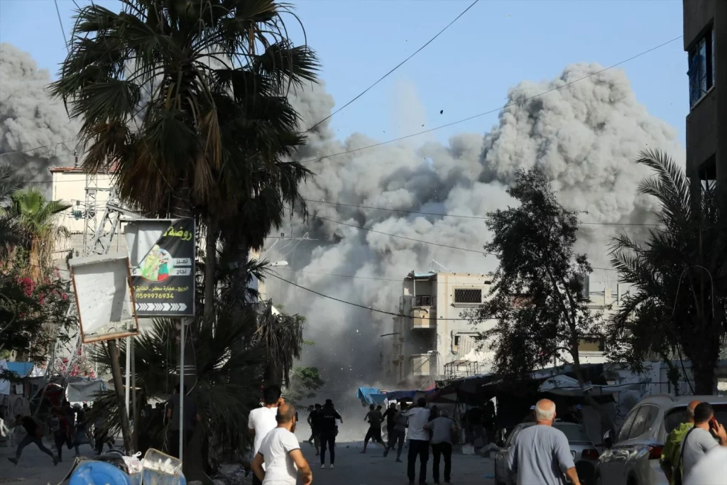 EuropaPress 6008137 columna humo bombardeo ejercito israel contra campamento refugiados bureij Moncloa