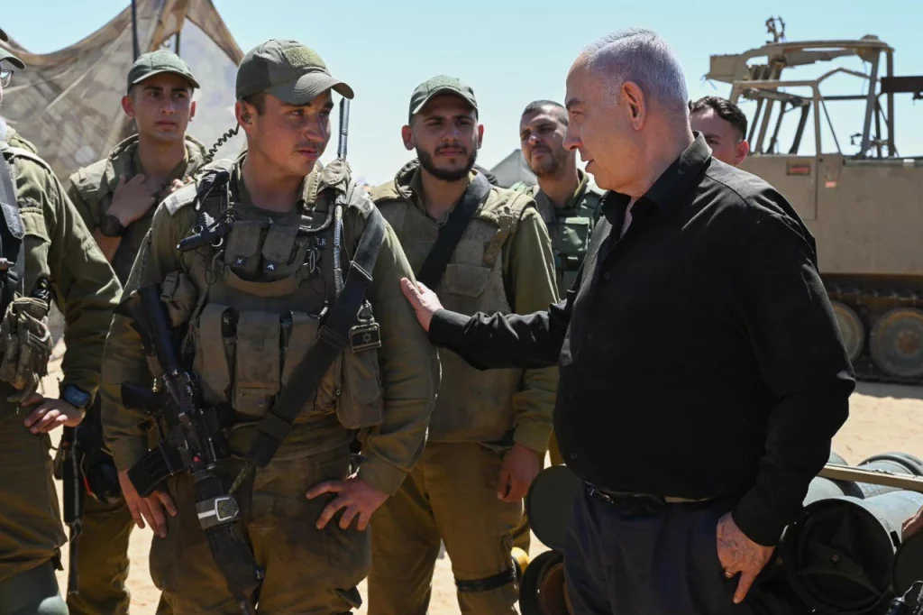 Netanyahu junto a los militares