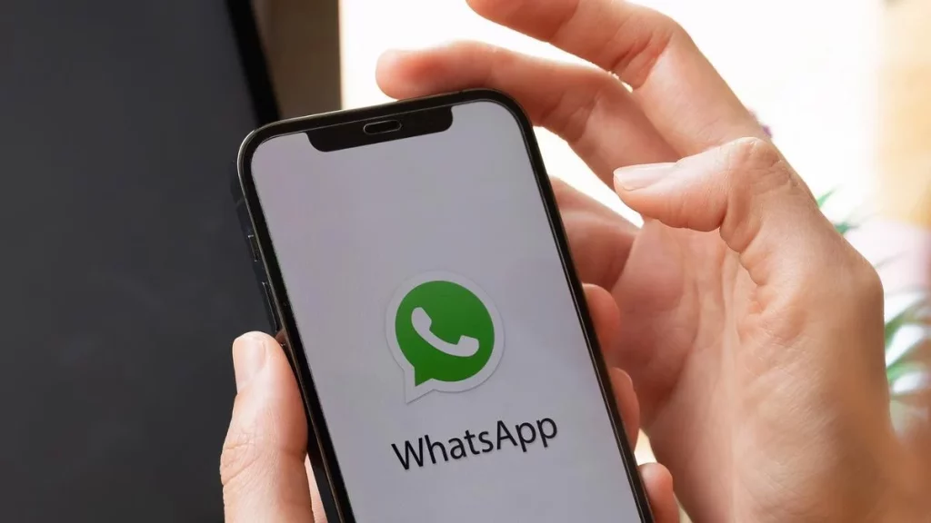 Utilizar el buscador de WhatsApp o activar asistentes de voces