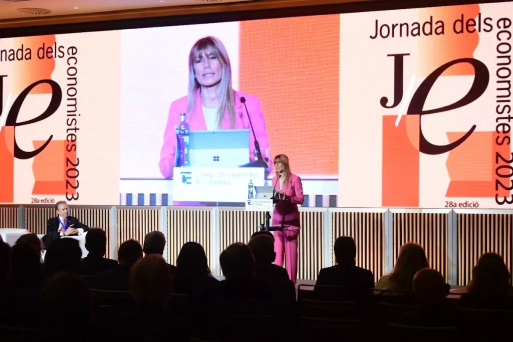 Begoña Gómez, esposa del presidente del Gobierno, en el Colegio de Economistas de Cataluña