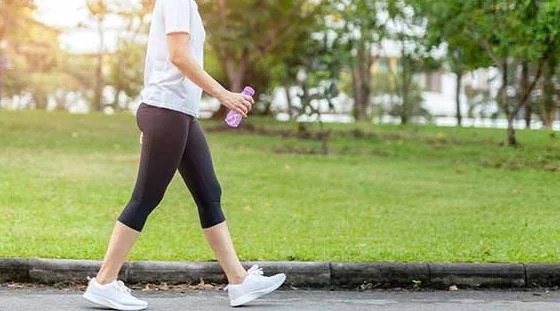 No solo bajar de peso, las caminatas puede evitar picos de glucosa