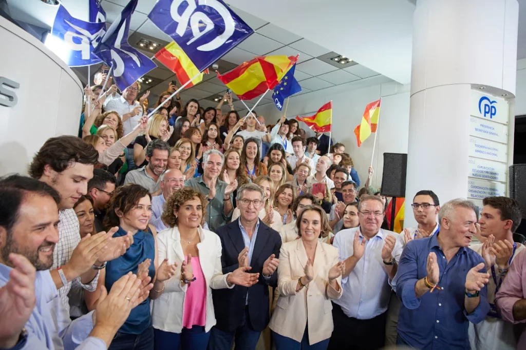 Dolors Montserrat y Feijóo celebran la victoria en el 9-J