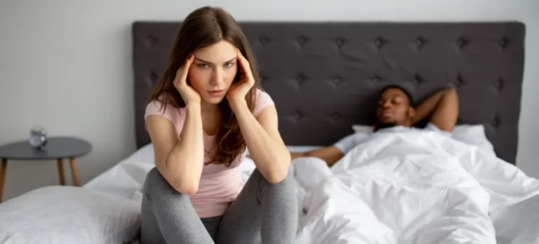 ¿Es mejor dormir en distinta cama que tu pareja? Esto dicta la ciencia