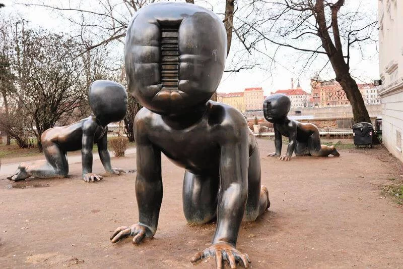 Los meones en Praga y más, las obras más perturbadoras de David Cerny