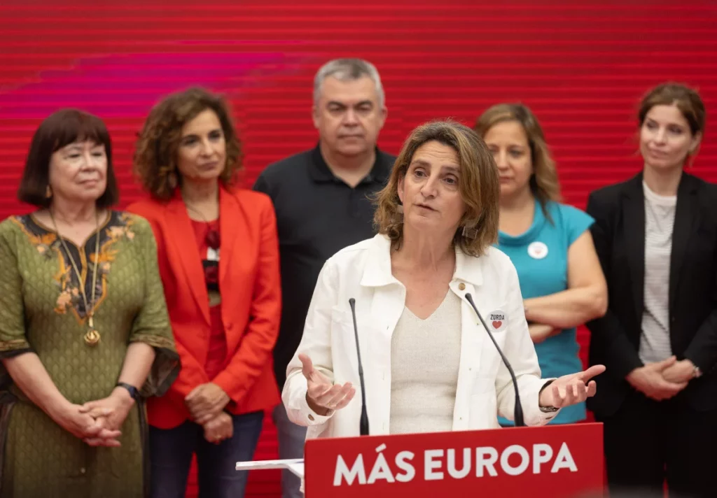 Caras largas en la cúpula del PSOE y de la candidata Teresa Ribera tras perder 2,1 millones de votos