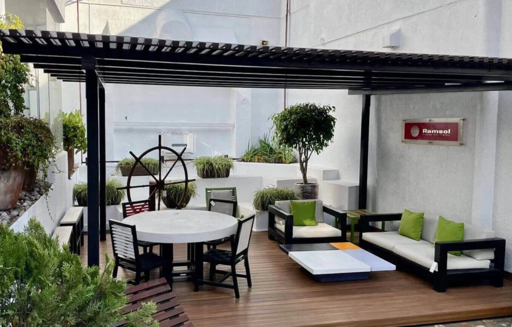 ¡Renueva tu espacio exterior con estilo! descubre la pérgola de Alcampo que fusiona minimalismo y romanticismo para tu jardín o terraza