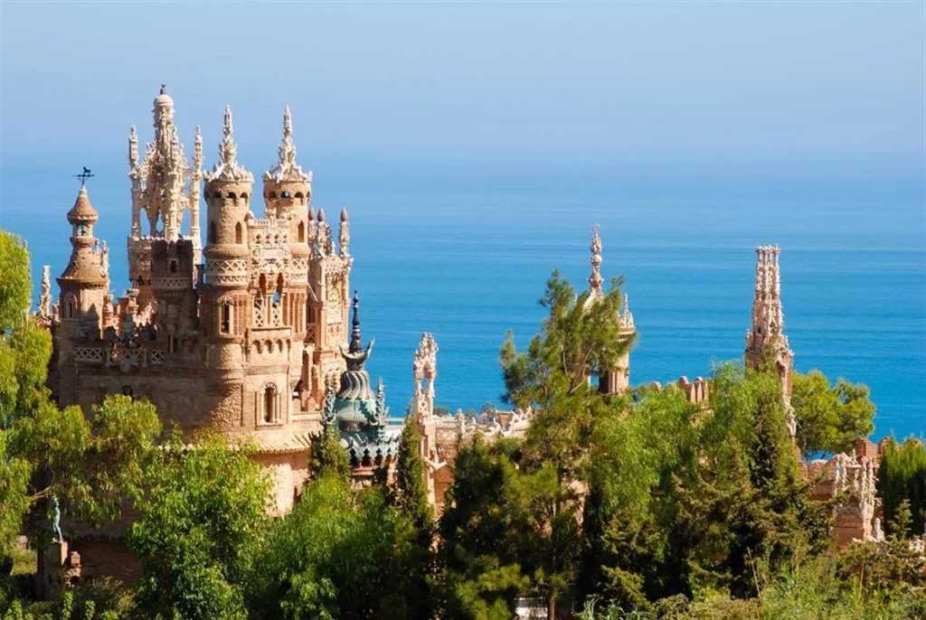 La iglesia de Santa Isabel, un tesoro dentro de un gran castillo