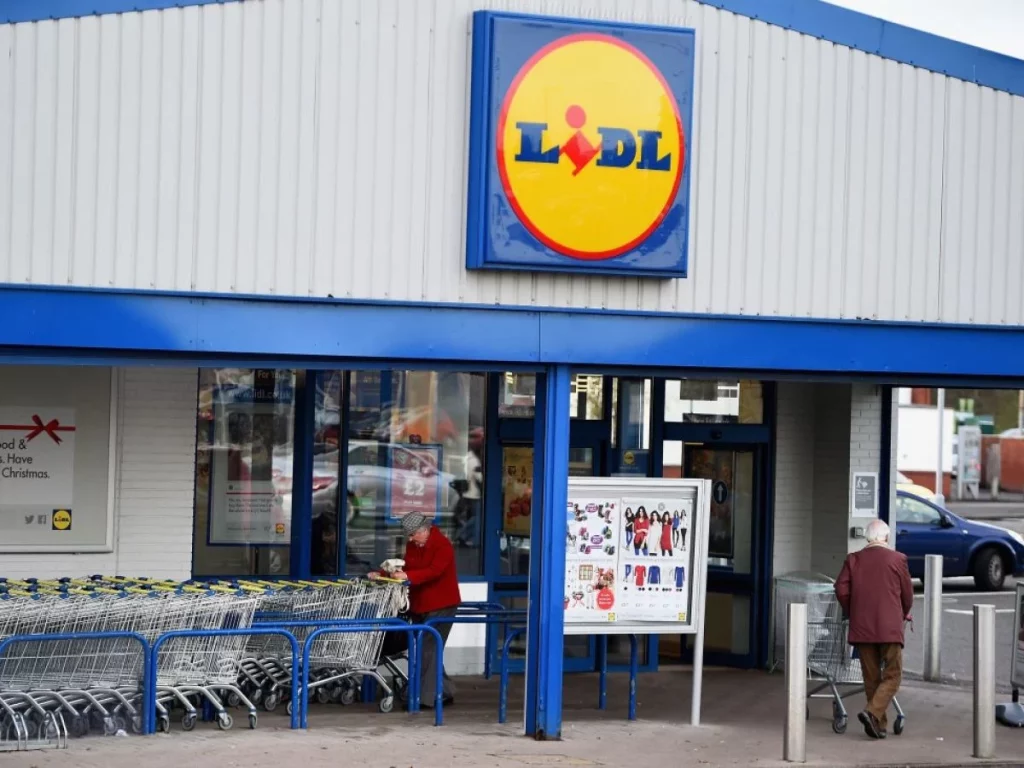 Lidl tiene la solución definitiva (y económica) para evitar multas de la DGT por usar el móvil en el coche