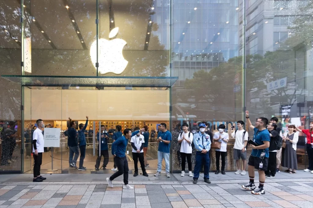 EuropaPress 5455374 22 september 2023 japan tokyo apple store staff members cheer up with the Moncloa