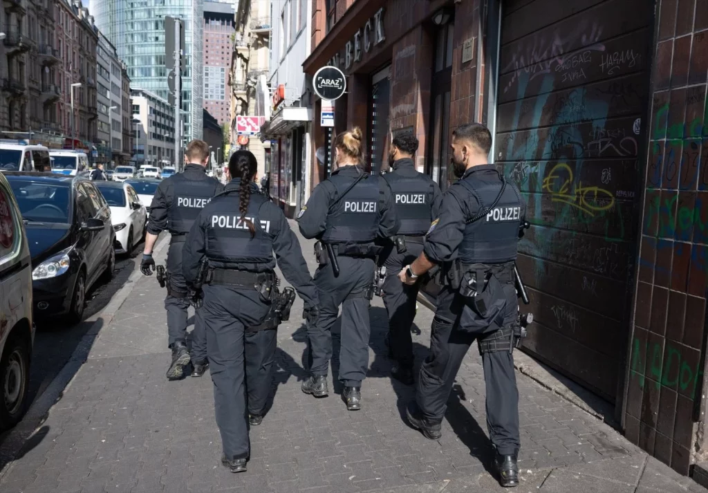 EuropaPress 6045819 23 april 2024 hesse frankfurt main police officers walk through street in Moncloa