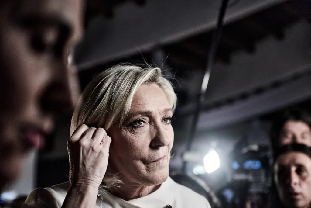 Orban y Le Pen se unen para el nuevo partido político. 