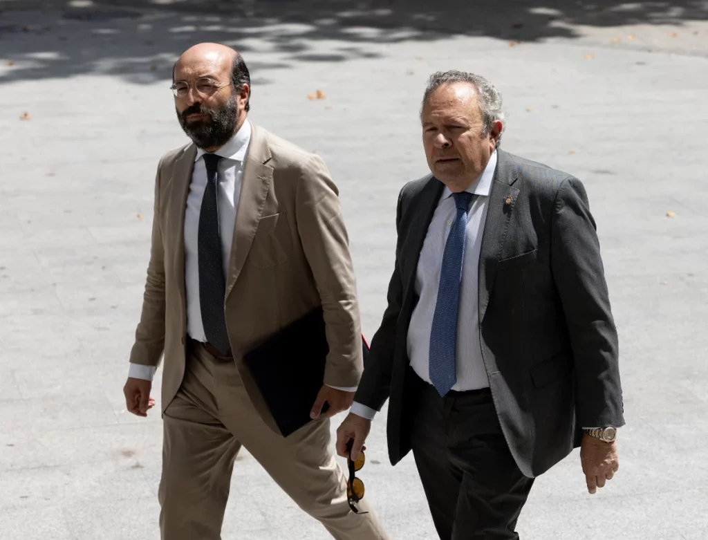 Juan Carlos Doadrio (dcha) y Coello a su llegada a los Juzgados de Plaza Castilla para testificar en el caso Begoña Gómez