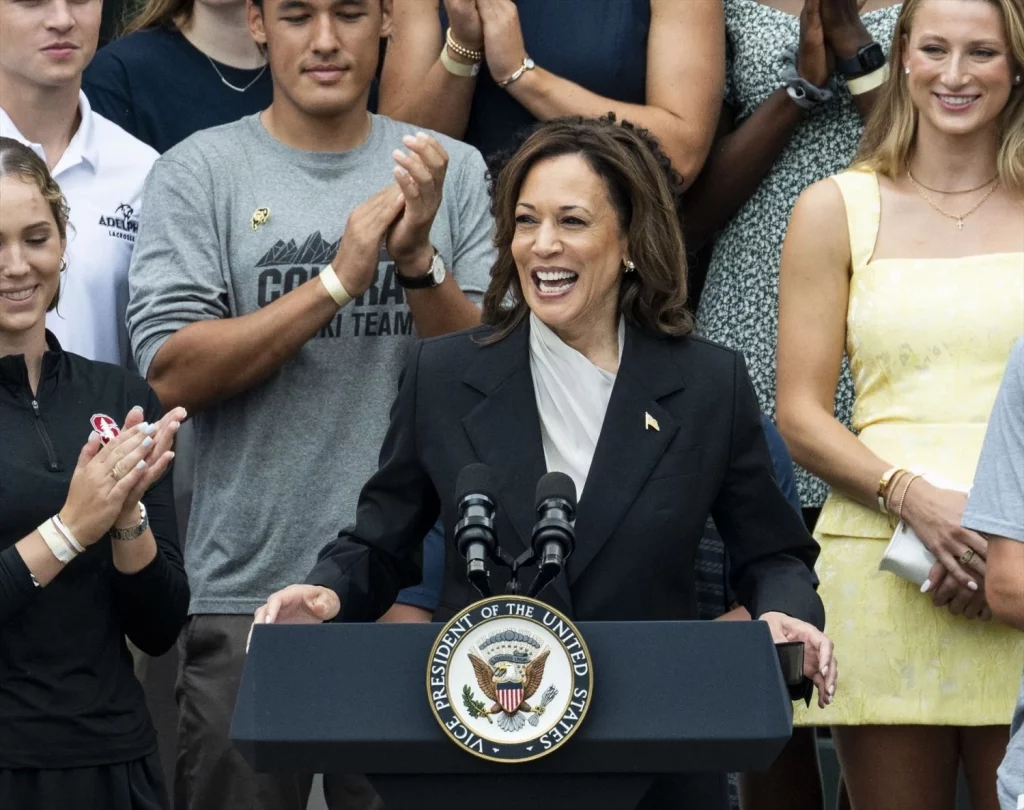 Atacan la imagen de Kamala Harris