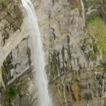 Descubre la cascada más alta de España: majestuosa y con una caída de 222 metros