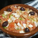 Así se hace la famosa pipirrana de Jaén, un plato de lo más refrescante