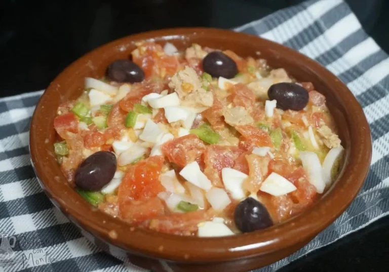 Así se hace la famosa pipirrana de Jaén, un plato de lo más refrescante