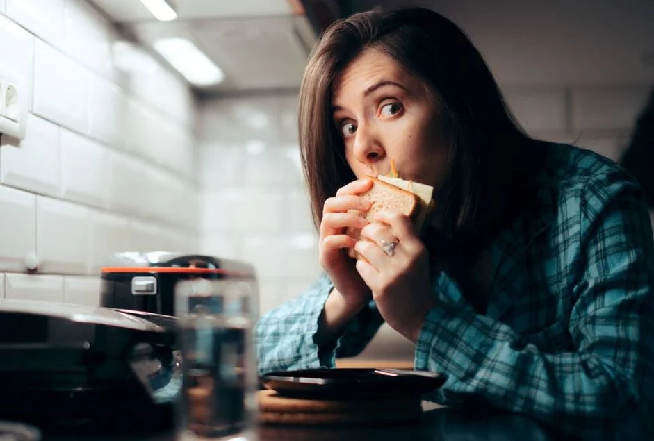 Por esta razón se producen los antojos nocturnos