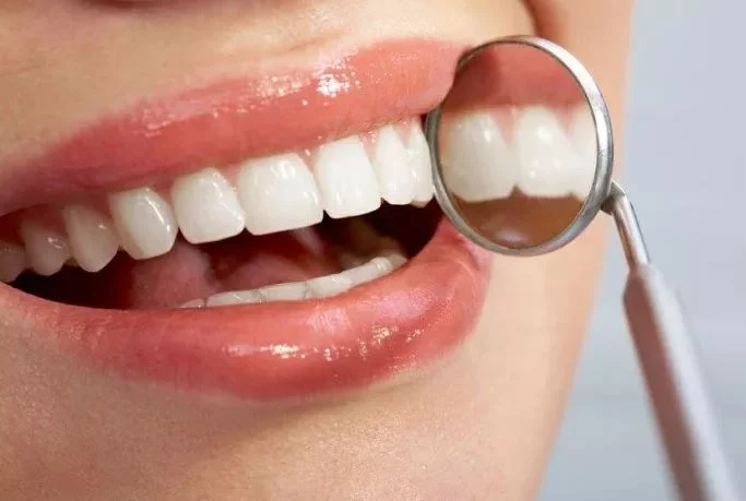 Evita la sensibilidad en tus dientes blancos