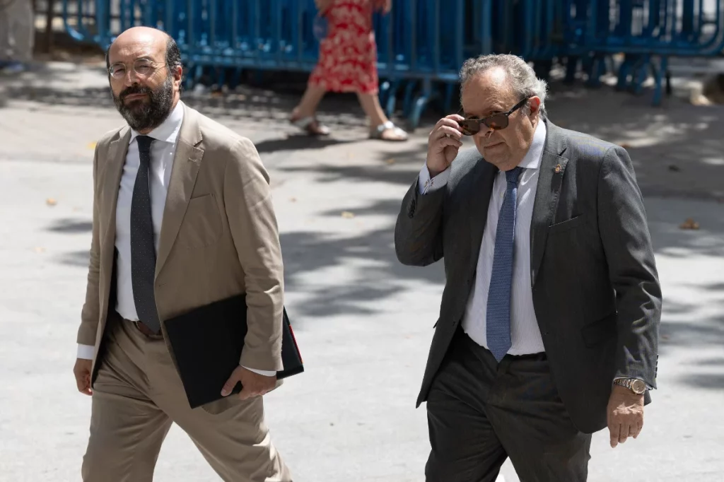 Juan Carlos Doadrio (dcha) y Coello a su llegada a los Juzgados de Plaza Castilla para testificar en el caso Begoña Gómez