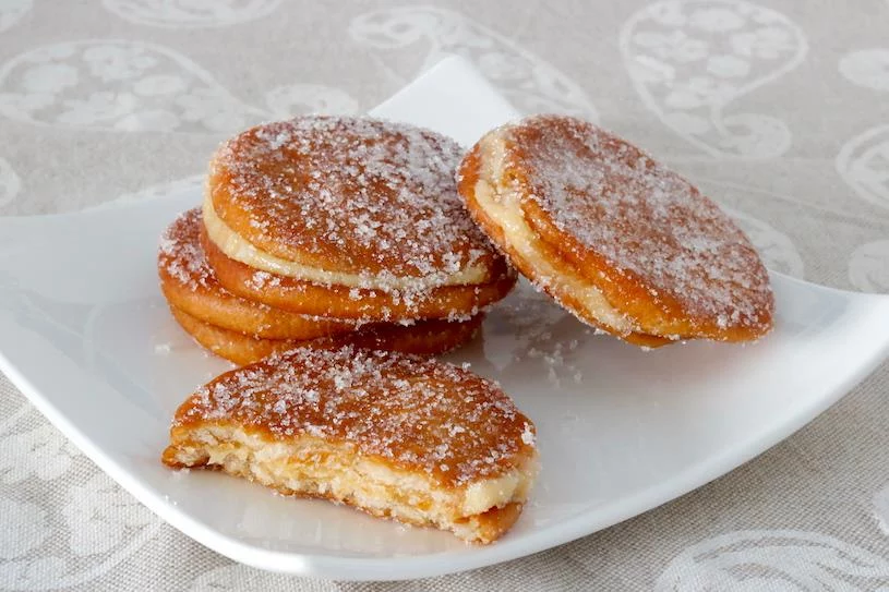 Crea galleta frita rellena con flan