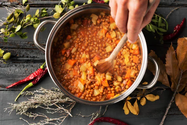 Preparación del guiso de lentejas vegetariano