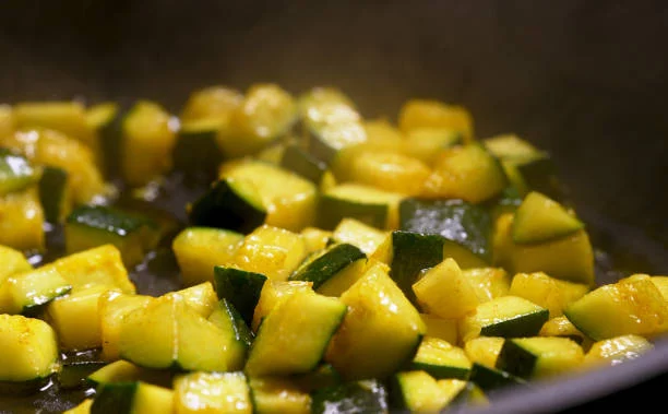 Preparación de la fritada de calabacín