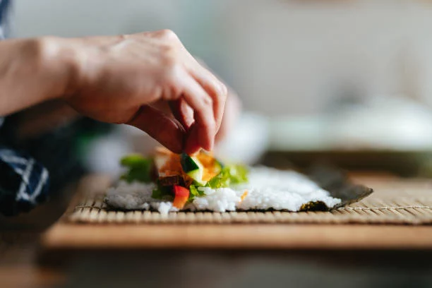 Seleccionando los ingredientes perfectos para hacer sushi