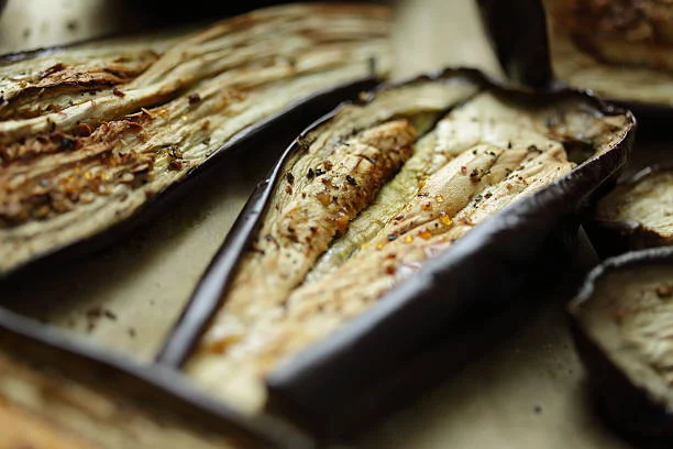 Preparación de las berenjenas rellenas de atún