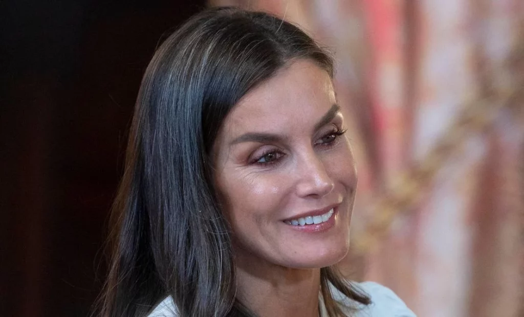 Este es el secreto de Letizia para lucir las canas a la moda