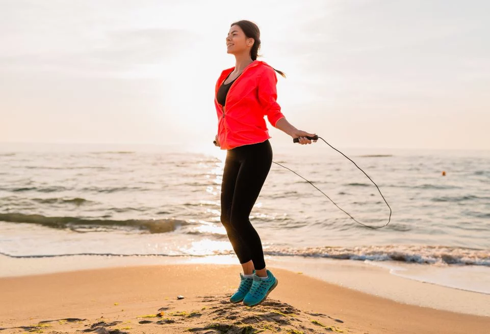 ¿Por qué saltar la cuerda es ideal para estar en forma?