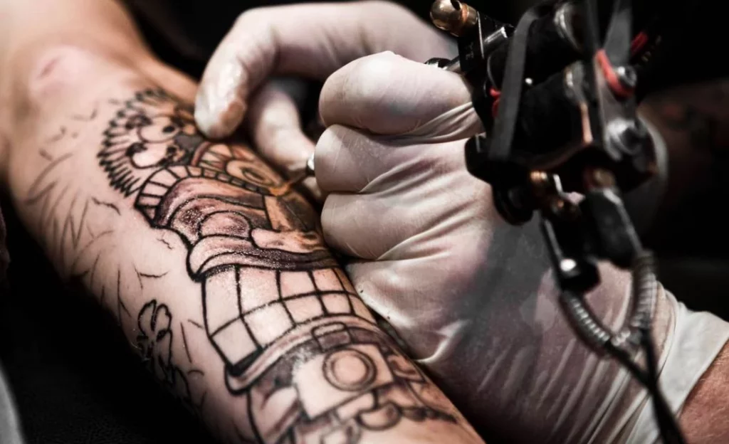 ¿Cuáles son los factores de riesgo al realizarse tatuajes?