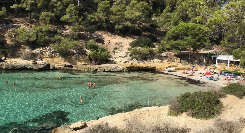 La magia de la playa nudista más bella de Mallorca